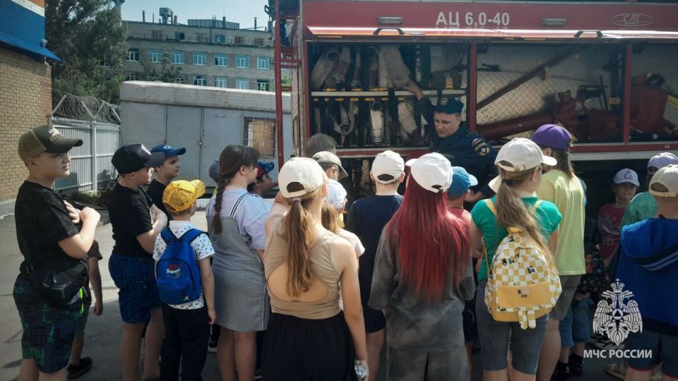 Учащиеся Лутугинской школы №2 побывали в гостях у пожарных 26-й части Учащиеся Лутугинской школы №2 побывали в гостях у пожарных 26-й части