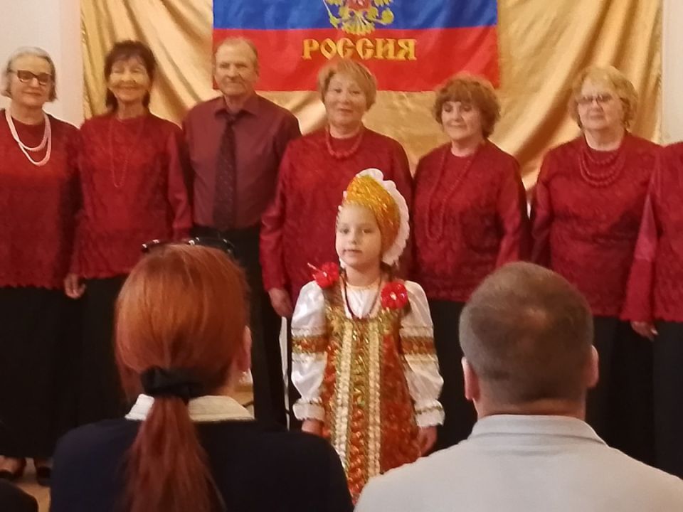 12 июня, в День России, сотрудниками Дворца культуры, библиотеки и музея города Рубежное была проведена праздничная концертная программа и выставка городских художников и мастеров декоративно-прикладного искусства 12 июня, в День России, сотрудниками Дворца культуры, библиотеки и музея города Рубежное была проведена праздничная концертная программа и выставка городских художников и мастеров декоративно-прикладного искусства