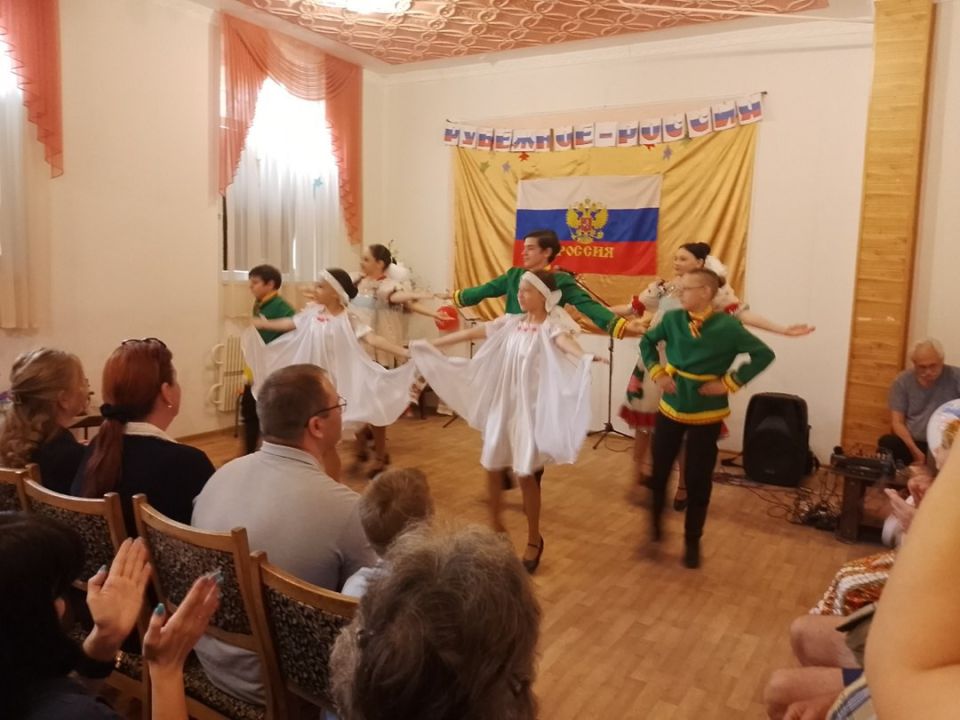 12 июня, в День России, сотрудниками Дворца культуры, библиотеки и музея города Рубежное была проведена праздничная концертная программа и выставка городских художников и мастеров декоративно-прикладного искусства 12 июня, в День России, сотрудниками Дворца культуры, библиотеки и музея города Рубежное была проведена праздничная концертная программа и выставка городских художников и мастеров декоративно-прикладного искусства