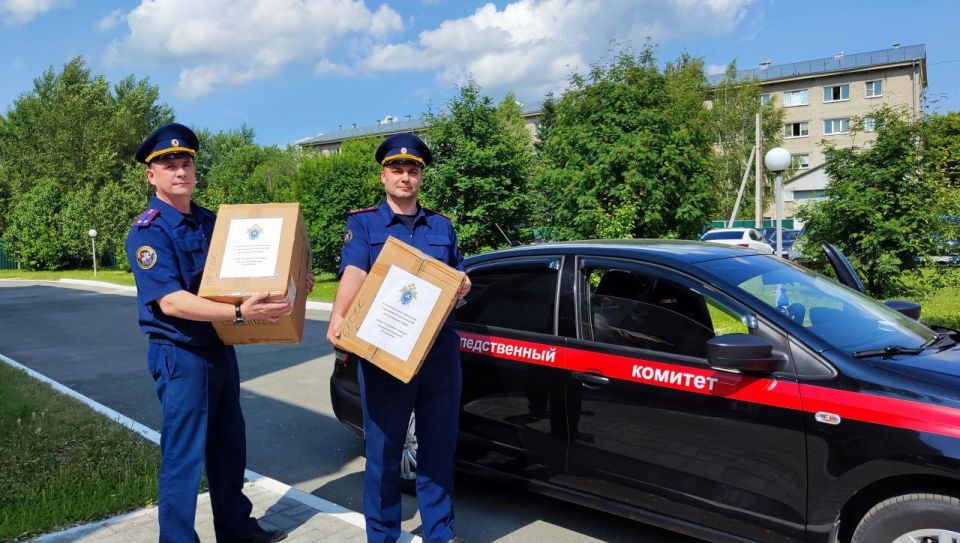 Офицеры СК России по Алтайскому краю собрали гуманитарную помощь для подшефного Семейного центра Луганской Народной Республики Офицеры СК России по Алтайскому краю собрали гуманитарную помощь для подшефного Семейного центра Луганской Народной Республики
