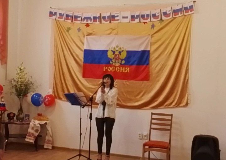 12 июня, в День России, сотрудниками Дворца культуры, библиотеки и музея города Рубежное была проведена праздничная концертная программа и выставка городских художников и мастеров декоративно-прикладного искусства 12 июня, в День России, сотрудниками Дворца культуры, библиотеки и музея города Рубежное была проведена праздничная концертная программа и выставка городских художников и мастеров декоративно-прикладного искусства