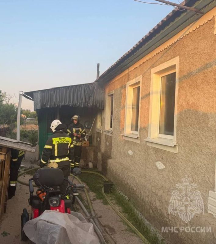 МЧС России спасли мужчину при пожаре в Станице Луганской МЧС России спасли мужчину при пожаре в Станице Луганской