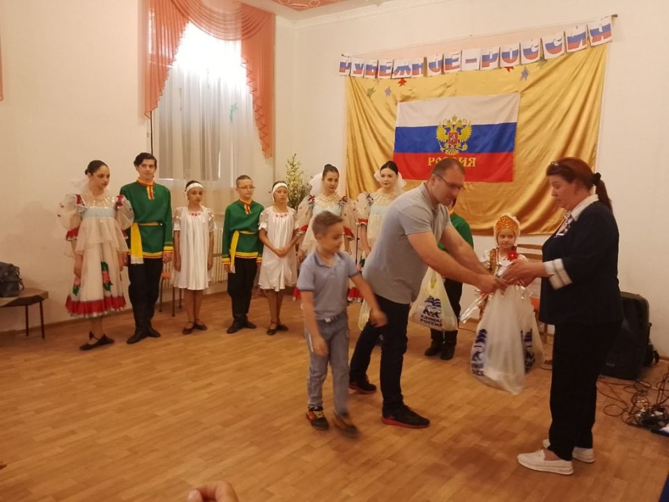 12 июня, в День России, сотрудниками Дворца культуры, библиотеки и музея города Рубежное была проведена праздничная концертная программа и выставка городских художников и мастеров декоративно-прикладного искусства 12 июня, в День России, сотрудниками Дворца культуры, библиотеки и музея города Рубежное была проведена праздничная концертная программа и выставка городских художников и мастеров декоративно-прикладного искусства