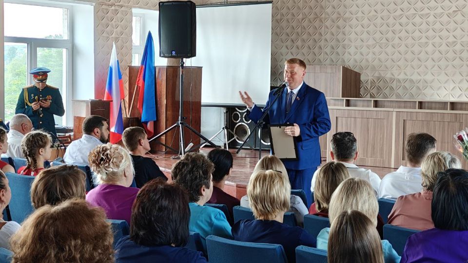 Василий Леонов поздравил медработников Луганска с наступающим профессиональным праздником Василий Леонов поздравил медработников Луганска с наступающим профессиональным праздником