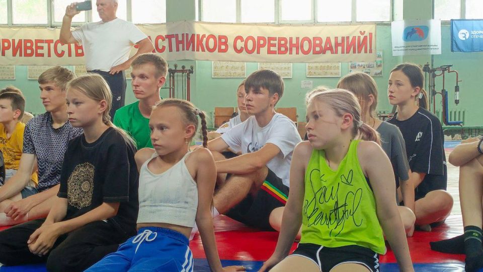 Олимпийский чемпион по вольной борьбе Давид Мусульбес и первая чемпионка мира по прыжкам в высоту Тамара Быкова пообщались с молодыми спортсменами ЛНР Олимпийский чемпион по вольной борьбе Давид Мусульбес и первая чемпионка мира по прыжкам в высоту Тамара Быкова пообщались с молодыми спортсменами ЛНР