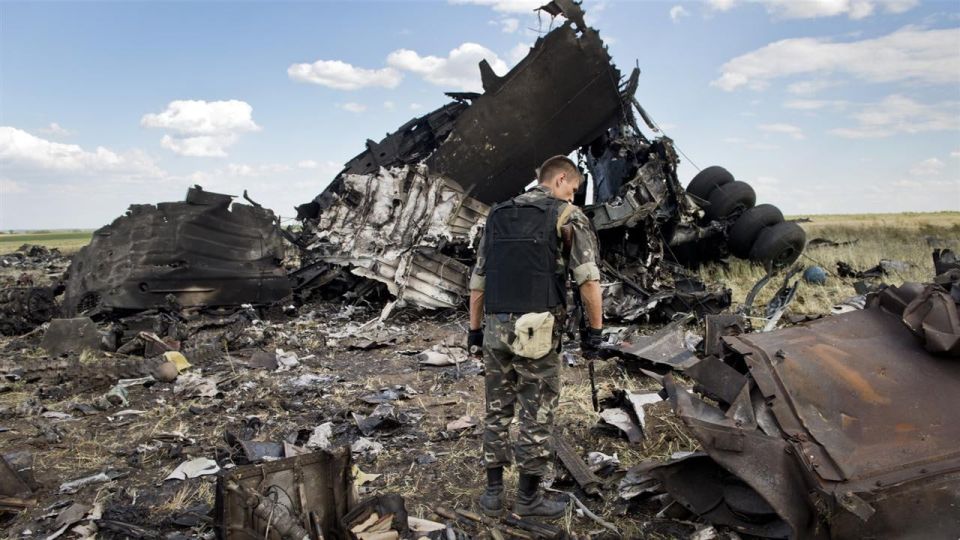 Андрей Марочко: #Дата. 14 июня 2014 года — при заходе на посадку украинского военно-транспортного самолёта ИЛ-76, расчетом ПЗРК он был сбит в районе луганского аэропорта