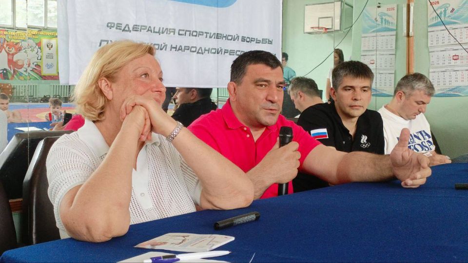 Олимпийский чемпион по вольной борьбе Давид Мусульбес и первая чемпионка мира по прыжкам в высоту Тамара Быкова пообщались с молодыми спортсменами ЛНР Олимпийский чемпион по вольной борьбе Давид Мусульбес и первая чемпионка мира по прыжкам в высоту Тамара Быкова пообщались с молодыми спортсменами ЛНР
