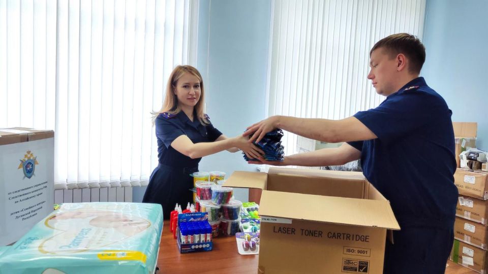 Офицеры СК России по Алтайскому краю собрали гуманитарную помощь для подшефного Семейного центра Луганской Народной Республики Офицеры СК России по Алтайскому краю собрали гуманитарную помощь для подшефного Семейного центра Луганской Народной Республики
