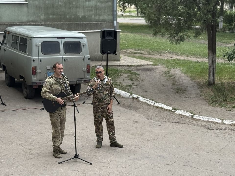 С Днем Медицинского работника Свердловскую центральную больницу концертом поздравил коллектив Фронтовой творческой бригады «Рубиновая Звезда» ансамбля «Песни и Пляски Южного Военного Округа» С Днем Медицинского работника Свердловскую центральную больницу концертом поздравил коллектив Фронтовой творческой бригады «Рубиновая Звезда» ансамбля «Песни и Пляски Южного Военного Округа»
