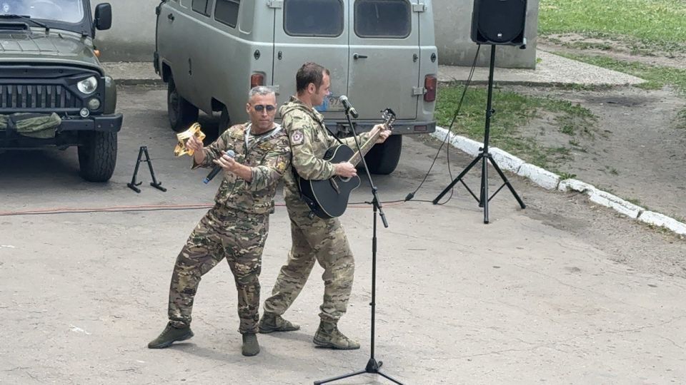 С Днем Медицинского работника Свердловскую центральную больницу концертом поздравил коллектив Фронтовой творческой бригады «Рубиновая Звезда» ансамбля «Песни и Пляски Южного Военного Округа» С Днем Медицинского работника Свердловскую центральную больницу концертом поздравил коллектив Фронтовой творческой бригады «Рубиновая Звезда» ансамбля «Песни и Пляски Южного Военного Округа»