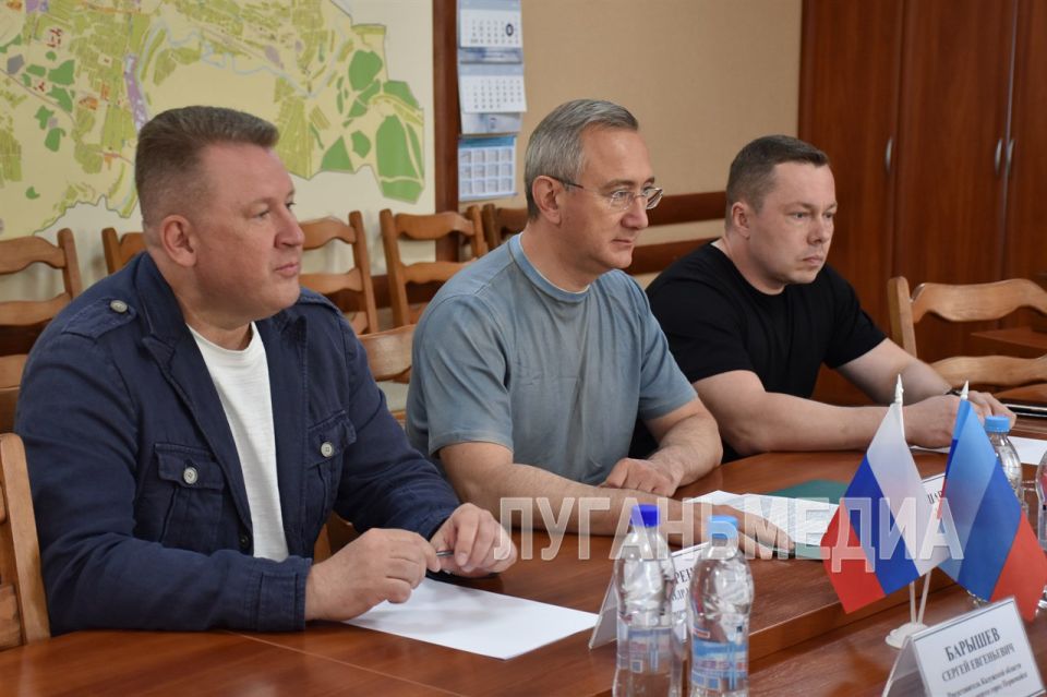 Первомайский городской округ с рабочим визитом посетили Губернатор региона-шефа Калужской области Владислав Шапша и Руководитель Администрации Главы Луганской Народной Республики Алексей Самойлов Первомайский городской округ с рабочим визитом посетили Губернатор региона-шефа Калужской области Владислав Шапша и Руководитель Администрации Главы Луганской Народной Республики Алексей Самойлов