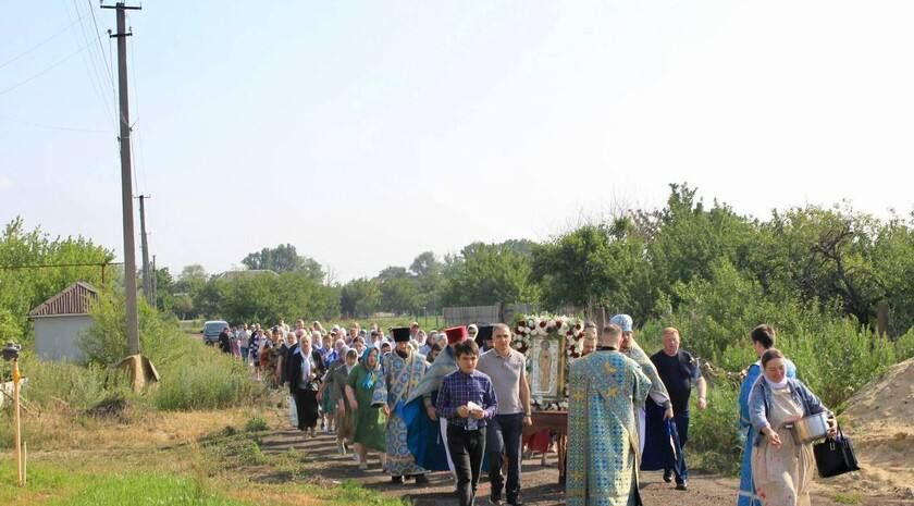 Свыше 200 паломников из Краснодара и Луганска собрались в селе Роскошном на крестный ход и Божественную литургию с Луганской иконой Божией Матери Свыше 200 паломников из Краснодара и Луганска собрались в селе Роскошном на крестный ход и Божественную литургию с Луганской иконой Божией Матери
