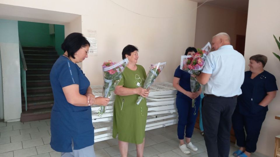Сегодня Председатель Совета Краснодонского муниципального округа, секретарь местного отделения партии "Единая Россия" Владимир Шавлай посетил ГБУЗ "Новосветловская участковая больница "ЛНР, отделение палиативной помощи... Сегодня Председатель Совета Краснодонского муниципального округа, секретарь местного отделения партии "Единая Россия" Владимир Шавлай посетил ГБУЗ "Новосветловская участковая больница "ЛНР, отделение палиативной помощи...