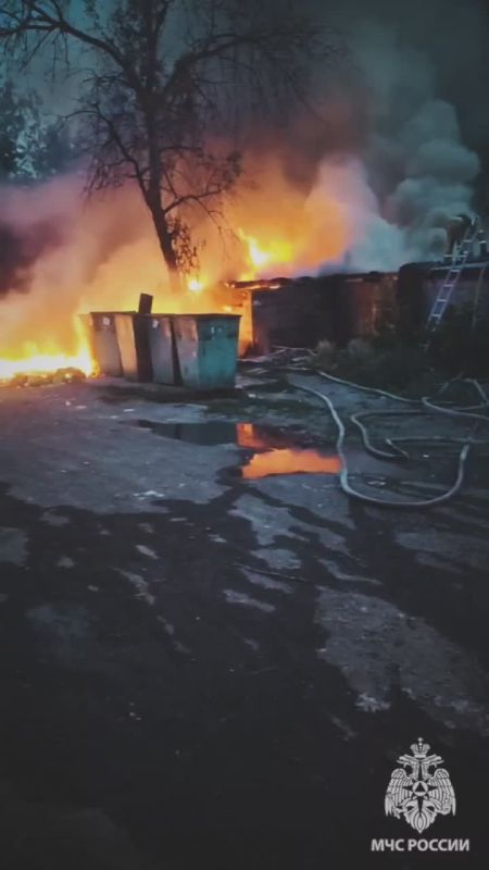 В Свердловске пожар во дворе перекинулся на гаражи — МЧС России оперативно ликвидировали возгорание