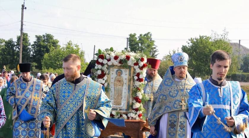 Свыше 200 паломников из Краснодара и Луганска собрались в селе Роскошном на крестный ход и Божественную литургию с Луганской иконой Божией Матери Свыше 200 паломников из Краснодара и Луганска собрались в селе Роскошном на крестный ход и Божественную литургию с Луганской иконой Божией Матери