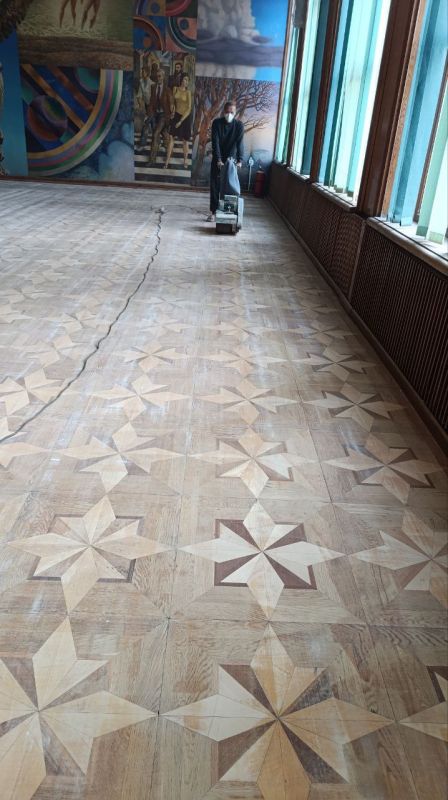 Начался цикл работ по восстановлению напольного покрытия и обновлению интерьера дискозала во Дворце культуры имени Горького