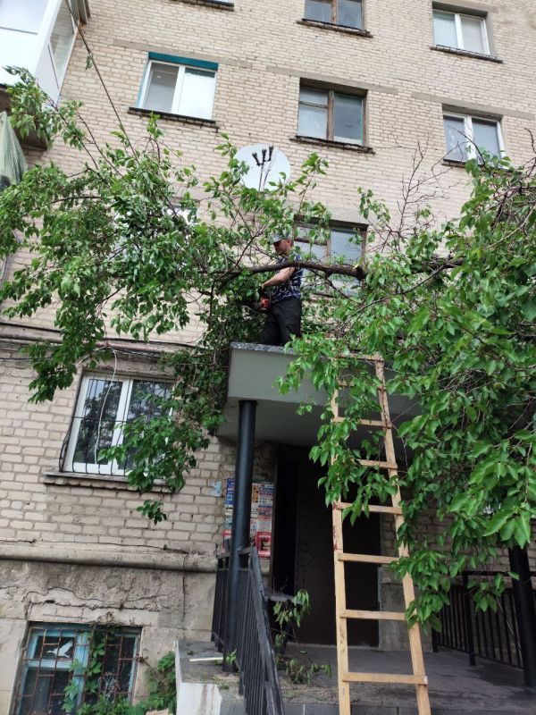 Муниципальное унитарное предприятие "Ровеньковское жилищно- коммунальное предприятие" города Ровеньки ежедневно прилагает все усилия для наведение порядка и чистоты на придомовой территории, а также на территории прилегающей... Муниципальное унитарное предприятие "Ровеньковское жилищно- коммунальное предприятие" города Ровеньки ежедневно прилагает все усилия для наведение порядка и чистоты на придомовой территории, а также на территории прилегающей...
