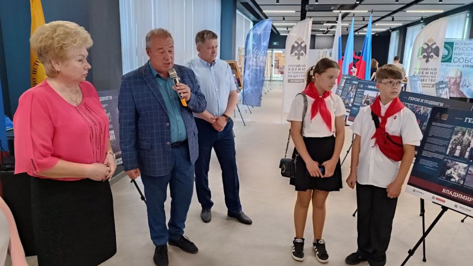 В Доме молодёжи в Луганске открылась долгожданная и очень важная выставка "Герои и подвиги: Мои земляки - Герои России" В Доме молодёжи в Луганске открылась долгожданная и очень важная выставка "Герои и подвиги: Мои земляки - Герои России"