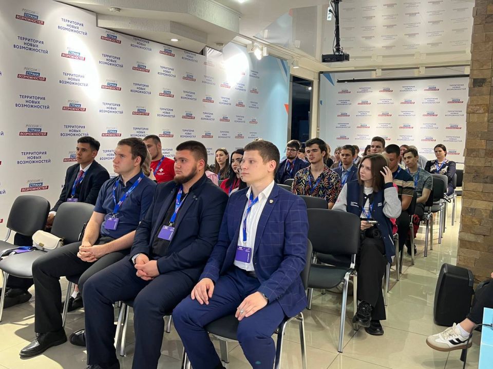 В ЛНР прошла встреча представителей Минздрава ЛНР со студентами ЛГМУ им.Свт.Луки Минздрава России и медиками лечебных учреждений г.Луганска В ЛНР прошла встреча представителей Минздрава ЛНР со студентами ЛГМУ им.Свт.Луки Минздрава России и медиками лечебных учреждений г.Луганска