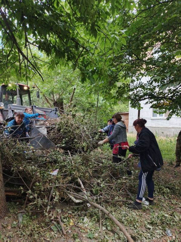Муниципальное унитарное предприятие "Ровеньковское жилищно- коммунальное предприятие" города Ровеньки ежедневно прилагает все усилия для наведение порядка и чистоты на придомовой территории, а также на территории прилегающей... Муниципальное унитарное предприятие "Ровеньковское жилищно- коммунальное предприятие" города Ровеньки ежедневно прилагает все усилия для наведение порядка и чистоты на придомовой территории, а также на территории прилегающей...