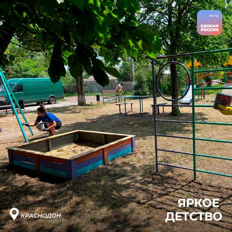 Активисты «Единой России» благоустраивают детские площадки в рамках акции «Яркое детство» Активисты «Единой России» благоустраивают детские площадки в рамках акции «Яркое детство»