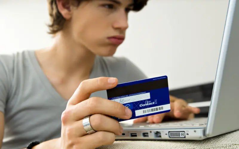 Владимир Чернев: Скоро несовершеннолетним запретят оформлять банковские карты без согласия родителей