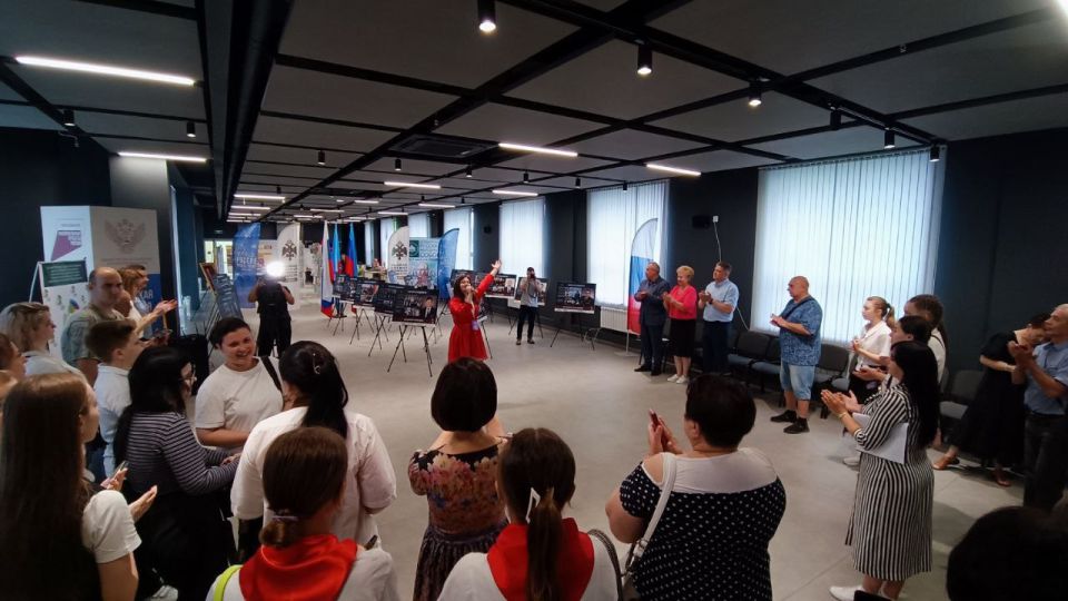 В Доме молодёжи в Луганске открылась долгожданная и очень важная выставка "Герои и подвиги: Мои земляки - Герои России" В Доме молодёжи в Луганске открылась долгожданная и очень важная выставка "Герои и подвиги: Мои земляки - Герои России"