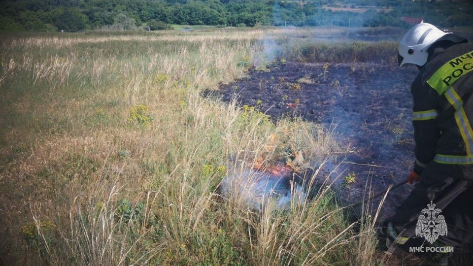 В минувшие праздничные и выходные дни спасатели МЧС России ликвидировали в ЛНР 60 пожаров В минувшие праздничные и выходные дни спасатели МЧС России ликвидировали в ЛНР 60 пожаров