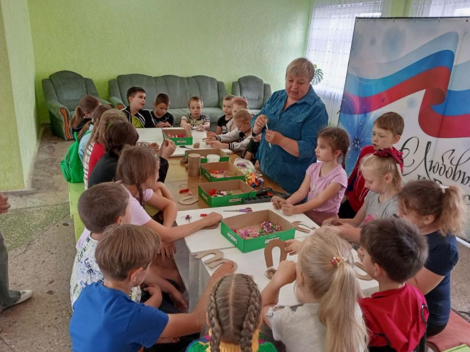 В Доме культуры им. Ленина пгт Новодарьевка прошел мастер - класс «Обереги» по изготовлению подковы счастья, для детей пришкольной тематической площадки «Планета детства» В Доме культуры им. Ленина пгт Новодарьевка прошел мастер - класс «Обереги» по изготовлению подковы счастья, для детей пришкольной тематической площадки «Планета детства»
