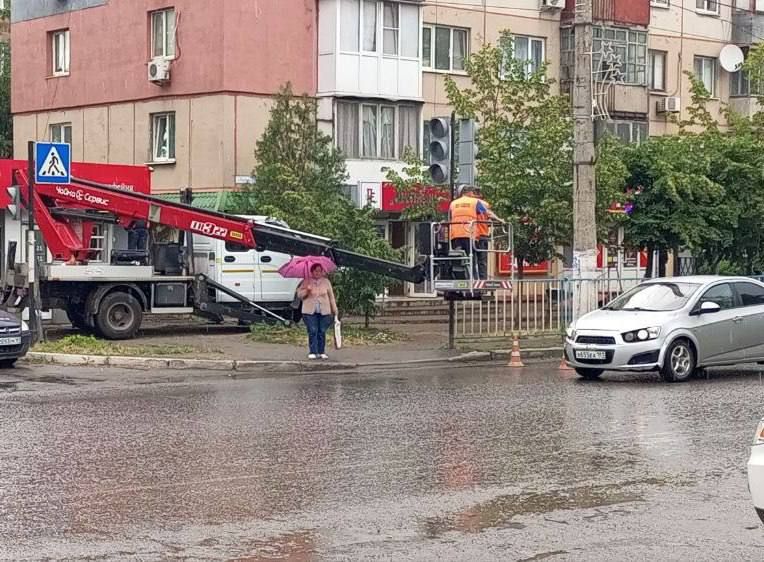 В Алчевске на перекрестке улиц Ленина - Гагарина выполняются монтажные работы по установке нового светофорного объекта В Алчевске на перекрестке улиц Ленина - Гагарина выполняются монтажные работы по установке нового светофорного объекта