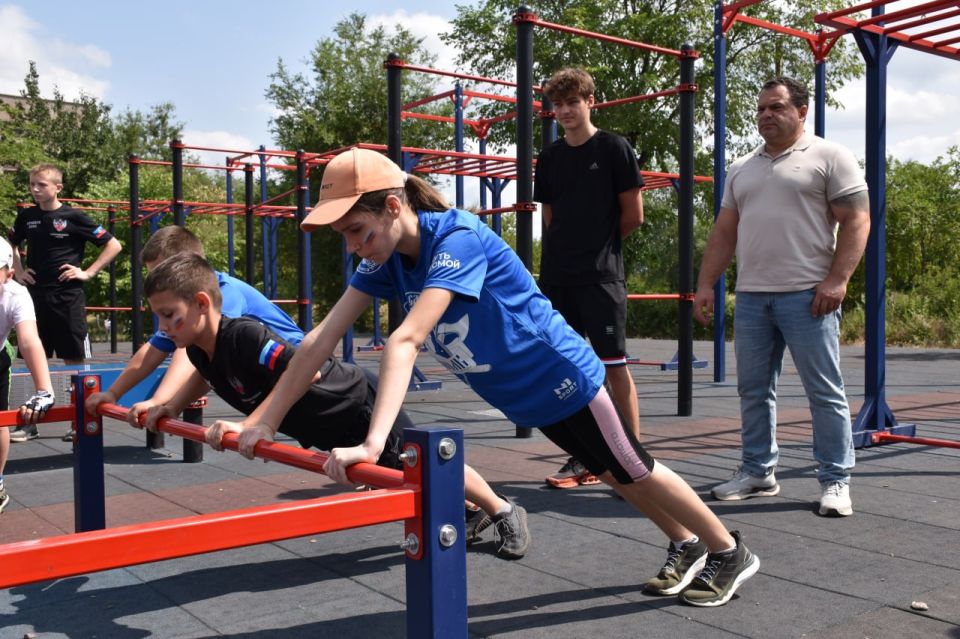 В Алчевске единороссы провели открытую тренировку для молодежи В Алчевске единороссы провели открытую тренировку для молодежи