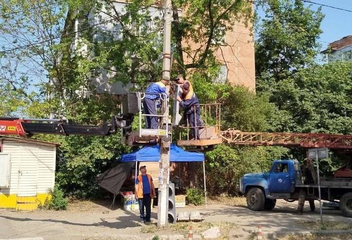 В Алчевске на перекрестке улиц Ленина - Гагарина выполняются монтажные работы по установке нового светофорного объекта В Алчевске на перекрестке улиц Ленина - Гагарина выполняются монтажные работы по установке нового светофорного объекта