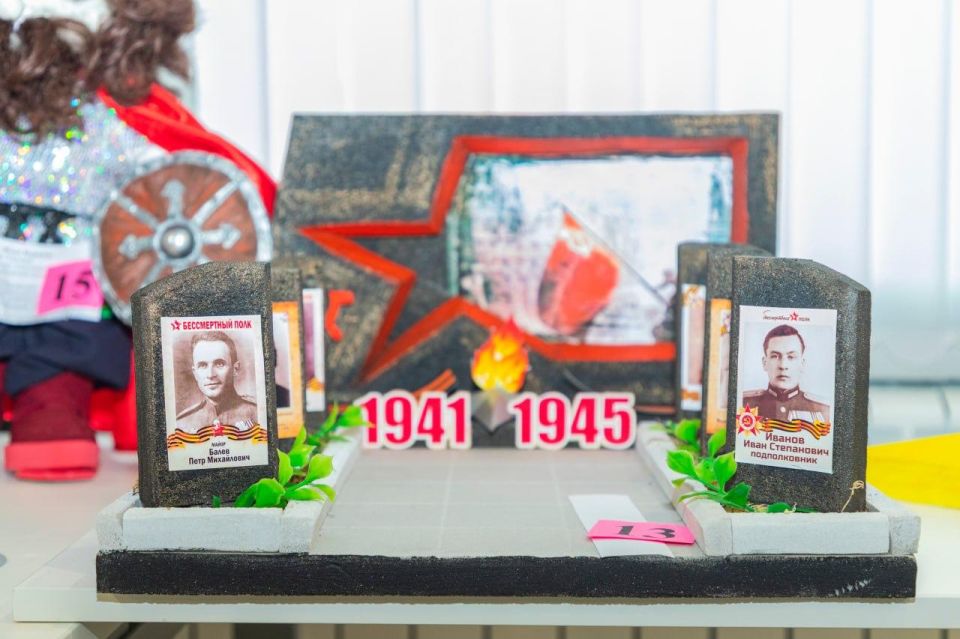 Дети и молодежь ЛНР представили более 130 работ на выставке «У Победы родное лицо», проводимой в рамках XXI международного литературно-художественного конкурса «Гренадеры, вперед!» в Луганске Дети и молодежь ЛНР представили более 130 работ на выставке «У Победы родное лицо», проводимой в рамках XXI международного литературно-художественного конкурса «Гренадеры, вперед!» в Луганске