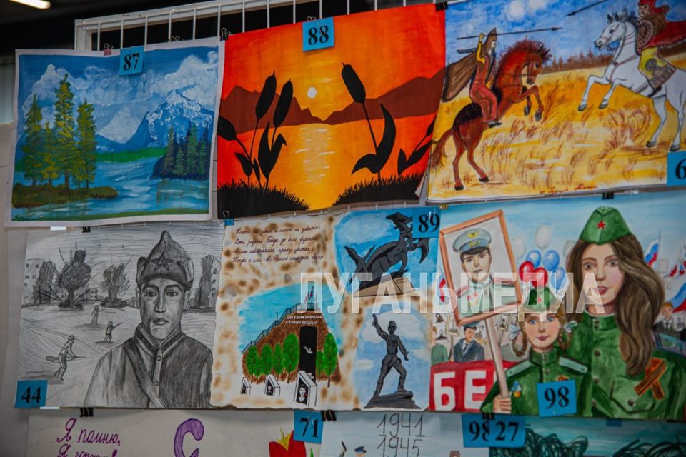 В луганском Доме молодежи прошла выставка конкурсных работ участников регионального этапа XXI Международного литературно-художественного конкурса для детей и юношества «Гренадеры, вперед!» на тему «У Победы родное лицо» В луганском Доме молодежи прошла выставка конкурсных работ участников регионального этапа XXI Международного литературно-художественного конкурса для детей и юношества «Гренадеры, вперед!» на тему «У Победы родное лицо»