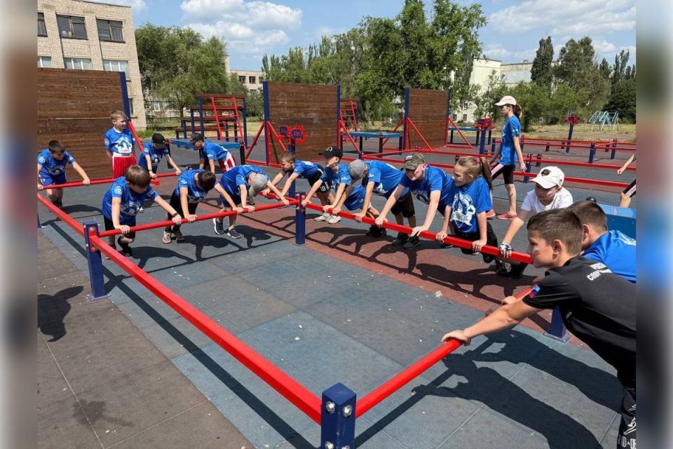 В Алчевске единороссы провели открытую тренировку для молодежи В Алчевске единороссы провели открытую тренировку для молодежи