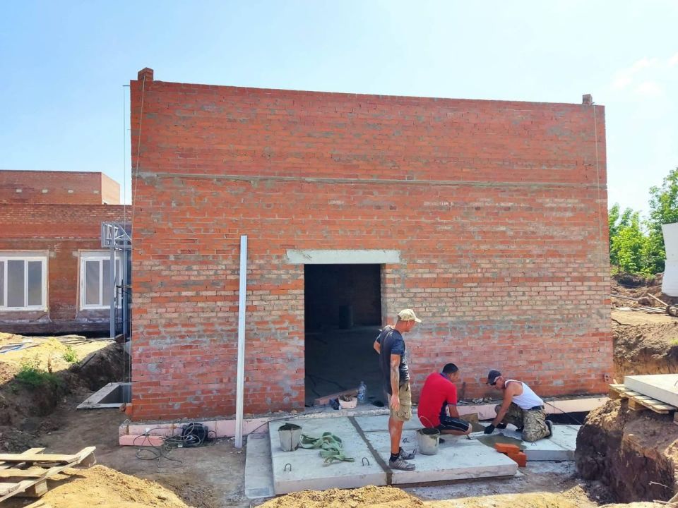 В новом здании патоморфологии Беловодской ЦРБ приступили к работам по устройству кровли В новом здании патоморфологии Беловодской ЦРБ приступили к работам по устройству кровли