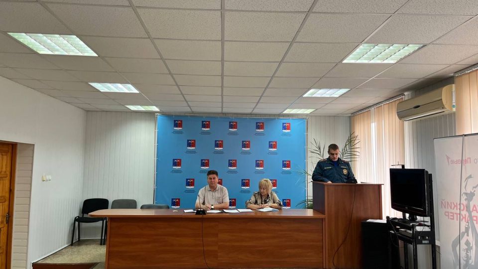 Альберт Зинченко: Сегодня совместно с председателем Совета Станично-Луганского муниципального округа Татьяной Пономаревой провели аппаратное совещание с руководителями структурных подразделений, учреждений и предприятий... Альберт Зинченко: Сегодня совместно с председателем Совета Станично-Луганского муниципального округа Татьяной Пономаревой провели аппаратное совещание с руководителями структурных подразделений, учреждений и предприятий...