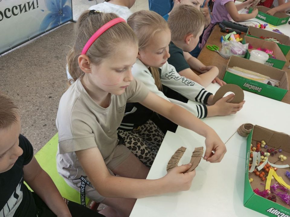 В Доме культуры им. Ленина пгт Новодарьевка прошел мастер - класс «Обереги» по изготовлению подковы счастья, для детей пришкольной тематической площадки «Планета детства» В Доме культуры им. Ленина пгт Новодарьевка прошел мастер - класс «Обереги» по изготовлению подковы счастья, для детей пришкольной тематической площадки «Планета детства»