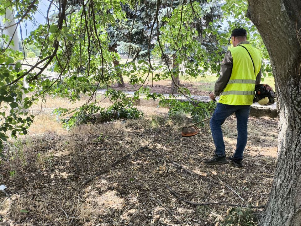 В Рубежном продолжается работа по улучшению городской среды, которую проводит МУП «Дорожно-эксплуатационное предприятие города Рубежное» В Рубежном продолжается работа по улучшению городской среды, которую проводит МУП «Дорожно-эксплуатационное предприятие города Рубежное»