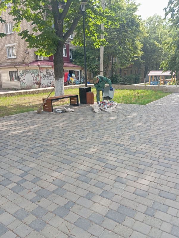 В Антрацитовском муниципальном округе продолжается активная работа по омоложению зеленых насаждений и благоустройству клумб силами МУП "Антрацитовское зеленое хозяйство" В Антрацитовском муниципальном округе продолжается активная работа по омоложению зеленых насаждений и благоустройству клумб силами МУП "Антрацитовское зеленое хозяйство"