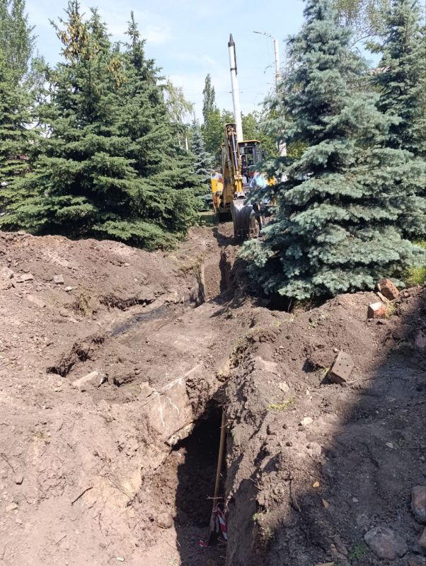 Омские специалисты помогли с ремонтом на коммунальных сетях в центре города Омские специалисты помогли с ремонтом на коммунальных сетях в центре города