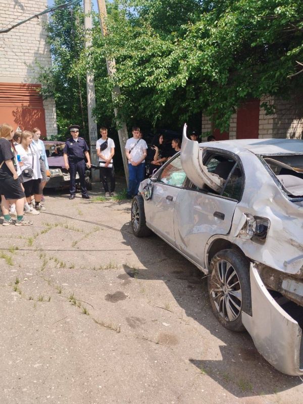 Сотрудники ОГИБДД ОМВД России «Беловодский» провели для старшеклассников День открытых дверей Сотрудники ОГИБДД ОМВД России «Беловодский» провели для старшеклассников День открытых дверей