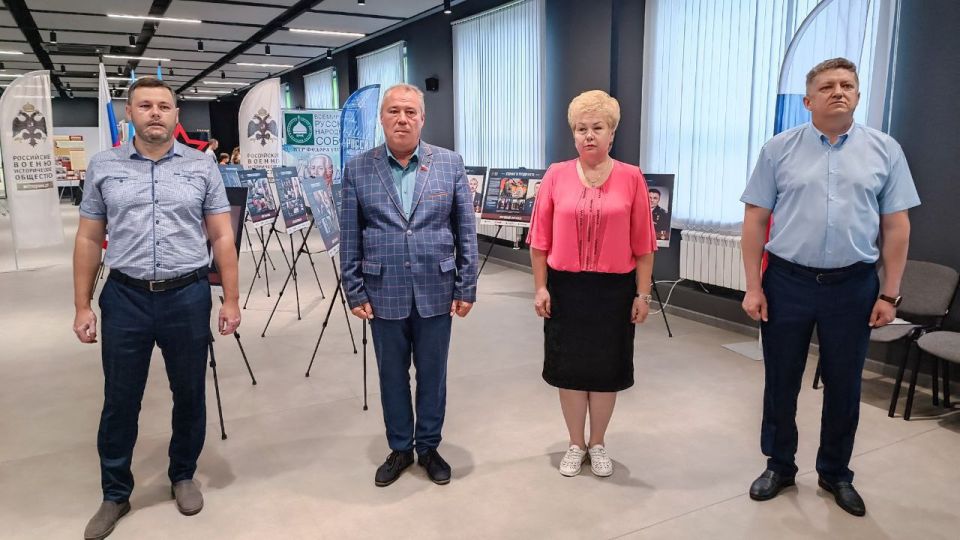 В Доме молодёжи в Луганске открылась долгожданная и очень важная выставка "Герои и подвиги: Мои земляки - Герои России" В Доме молодёжи в Луганске открылась долгожданная и очень важная выставка "Герои и подвиги: Мои земляки - Герои России"