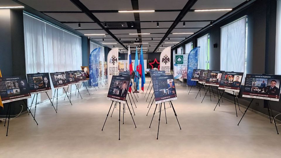 В Доме молодёжи в Луганске открылась долгожданная и очень важная выставка "Герои и подвиги: Мои земляки - Герои России"