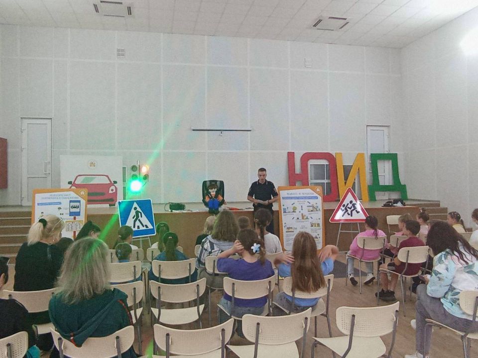 Сотрудники управления Госавтоинспекции Луганской Народной Республики провели увлекательное занятие для детворы Сотрудники управления Госавтоинспекции Луганской Народной Республики провели увлекательное занятие для детворы