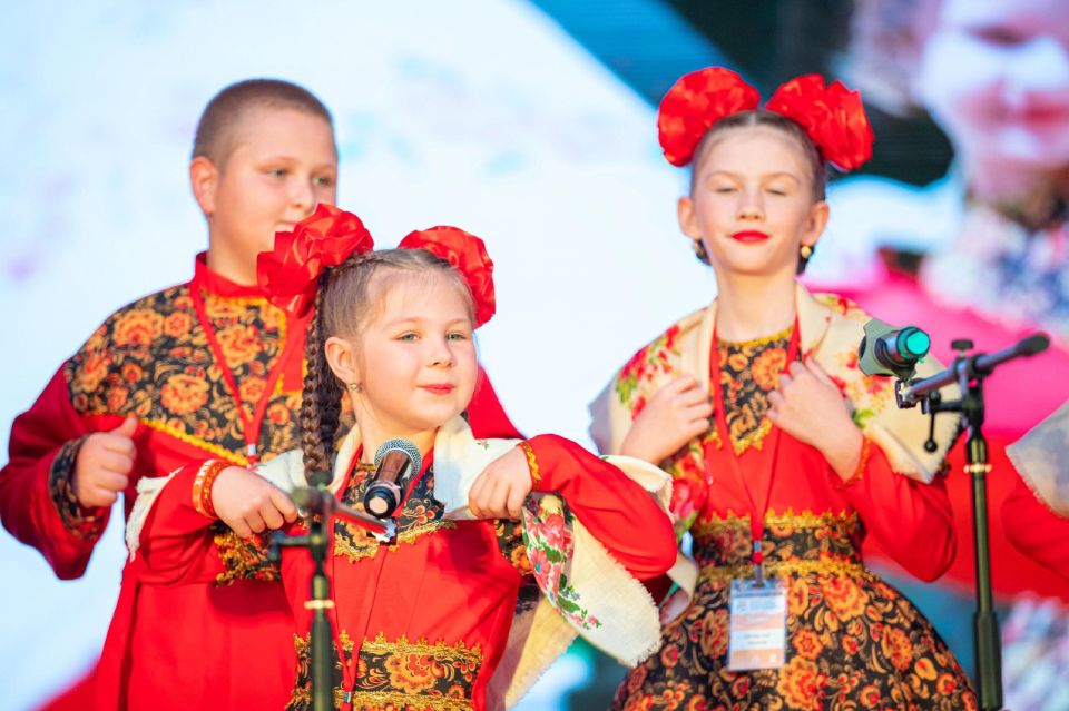 Ярче вместе. В Луганске прошел конкурс для юных вокалистов и художников Ярче вместе. В Луганске прошел конкурс для юных вокалистов и художников