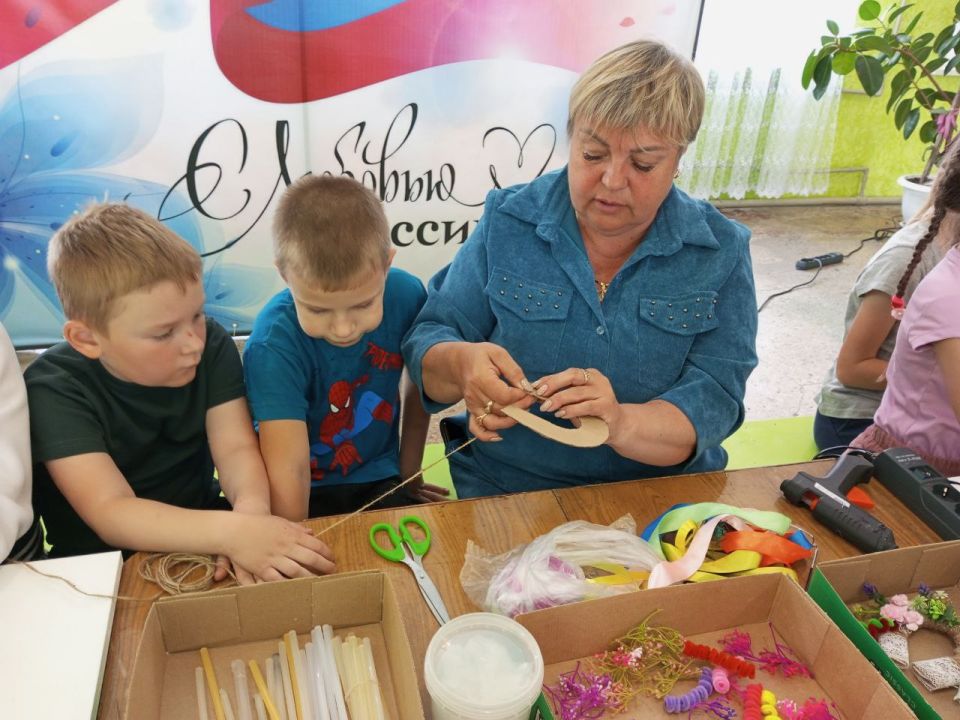 В Доме культуры им. Ленина пгт Новодарьевка прошел мастер - класс «Обереги» по изготовлению подковы счастья, для детей пришкольной тематической площадки «Планета детства» В Доме культуры им. Ленина пгт Новодарьевка прошел мастер - класс «Обереги» по изготовлению подковы счастья, для детей пришкольной тематической площадки «Планета детства»