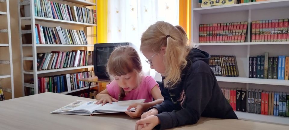 В Филиале № 5 Краснолучской центральной городской библиотеки им. Н.К. Крупской прошла увлекательная встреча юных читателей в рамках летних чтений «Я хочу, чтоб ваше лето было книгами согрето!» В Филиале № 5 Краснолучской центральной городской библиотеки им. Н.К. Крупской прошла увлекательная встреча юных читателей в рамках летних чтений «Я хочу, чтоб ваше лето было книгами согрето!»