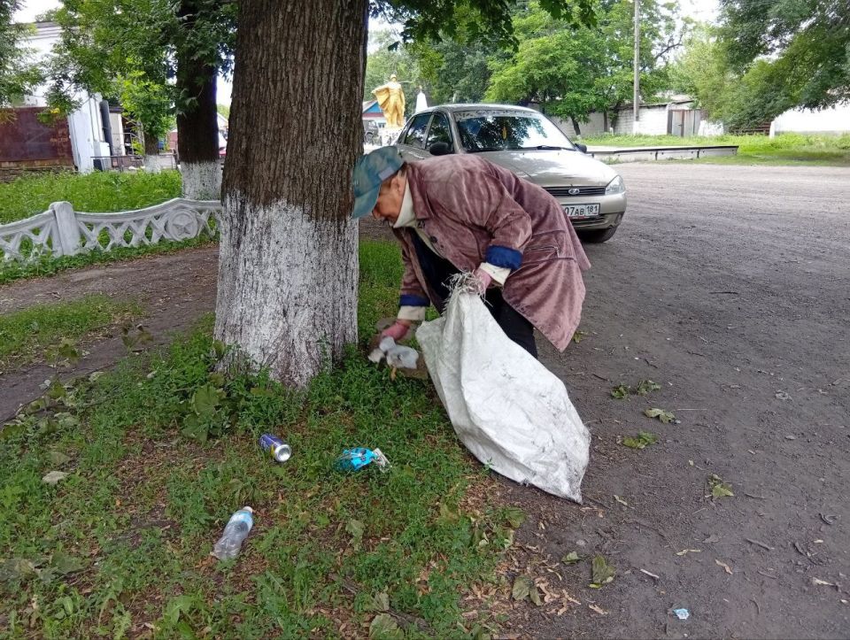 В пгт. Новодарьевка продолжаются работы по благоустройству территории В пгт. Новодарьевка продолжаются работы по благоустройству территории