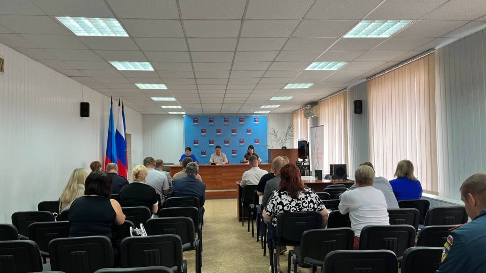 Альберт Зинченко: Сегодня провел заседание комиссии по предупреждению и ликвидации чрезвычайных ситуаций и обеспечению пожарной безопасности Станично-Луганского МО ЛНР Альберт Зинченко: Сегодня провел заседание комиссии по предупреждению и ликвидации чрезвычайных ситуаций и обеспечению пожарной безопасности Станично-Луганского МО ЛНР